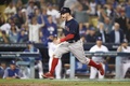 18MLB、ワールドシリーズ（7回戦制）第3戦、ロサンゼルス・ドジャース対ボストン・レッドソックス。延長13回に勝ち越しのホームに生還するボストン・レッドソックスのブロック・ホルト（2018年10月26日撮影）。(c)Ezra Shaw/Getty Images/AFP