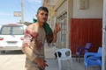 シリア北部ラッカの東に位置する村で、治療のために野戦病院を訪れた民兵組織クルド人民防衛部隊のメンバー（2017年6月21日撮影）。(c)AFP/DELIL SOULEIMAN