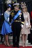 式場のウェストミンスター寺院（Westminster Abbey）に到着した（左から）ユージェニー王女（Princess Eugenie）、アンドルー王子（Prince Andrew）、ベアトリス王女（Princess Beatrice、2011年4月29日撮影）。(c)AFP/ODD ANDERSEN