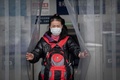 マスクをする女性。中国・北京の駅にて（2020年1月27日撮影）。(c)NICOLAS ASFOURI / AFP