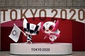 東京五輪まで100日となる中、都庁に像が設置された大会マスコットのミライトワ（左）とソメイティ（2021年4月14日撮影）。(c)Eugene Hoshiko / POOL/ AFP