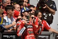 ロードレース世界選手権、第1戦ポルトガルGP、MotoGPクラス決勝。チームスタッフと優勝を喜び合うドゥカティ・レノボ・チームのフランチェスコ・バニャイア（2023年3月26日撮影）。(c)PATRICIA DE MELO MOREIRA/ AFP
