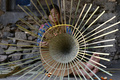 インド・メガラヤ（Meghalaya）州マウシンラム（Mawsynram）村で、かごを作る女性（2013年2月3日撮影）。(c)AFP/Roberto SCHMIDT