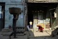 インド・ムンバイのスラム街ダラビの家の軒先（2019年3月7日撮影）。(c)PUNIT PARANJPE / AFP

