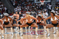 08-09NBA東カンファレンスプレーオフ1回戦、アトランタ・ホークス（%%Atlanta Hawks%%）対マイアミ・ヒート（%%Miami Heat%%）第7戦。試合はジョー・ジョンソン（%%Joe Johnson%%）が27得点を記録し、ホークスが91-78で勝利し、対戦戦績を4勝3敗として同準決勝へ進んだ。ホークスは準決勝でレブロン・ジェームズ（%%LeBron James%%）率いるクリーブランド・キャバリアーズ（%%Cleveland Cavaliers%%）と対戦する。写真はパフォーマンスを披露するホークスのダンサー。（2009年5月3日撮影）(c)AFP/Getty Images/NBAE/Scott Cunningham