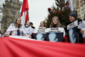 フランス・パリ（Paris）で13日、同性結婚の合法化に反対する抗議デモが行われ、警察発表で34万人が市内を行進した。主催者発表によると参加者は80万人。

与党・社会党が推進する同性婚合法化法案は月末に議会で審議される予定だが、フランスで2大宗教人口を持つキリスト教カトリックとイスラム教の信者の多くが反発しているほか、野党の右派政党も反対している。

写真は、同性婚合法化反対デモに参加する人々（2012年1月13日撮影）。(c)AFP/KENZO TRIBOUILLARD