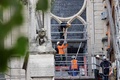 フランス・パリのノートルダム大聖堂での修復作業（2024年10月21日撮影）。(c)Ludovic MARIN / AFP