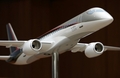 都内の三菱重工本社で公開された、国産初の小型ジェット旅客機｢MRJ（三菱リージョナルジェット、Mitsubishi Regional Jet）｣の模型（2007年10月9日撮影）。(c)AFP/TOSHIFUMI KITAMURA