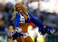 13NFL第15週、ダラス・カウボーイズ（Dallas Cowboys）対グリーンベイ・パッカーズ（Green Bay Packers）。パフォーマンスを披露するダラス・カウボーイズのチアリーダー（2013年12月15日撮影）。(c)AFP/Getty Images/Tom Pennington