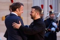 仏パリの大統領府でエマニュエル・マクロン大統領（左）の出迎えを受けるウクライナのウォロディミル・ゼレンスキー大統領（2023年5月14日撮影）。(c)Ludovic MARIN / AFP