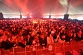 英リバプールのセフトンパークで開かれたコンサートで、音楽に合わせて踊ろうとする観客ら（2021年5月2日撮影）。(c)Paul ELLIS / AFP