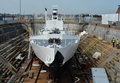 英南部ポーツマスにある乾ドックで、修復作業を受ける軍艦「HMS M33 ミナーバ」（2015年4月16日撮影）。(c)AFP/GLYN KIRK