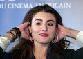 フランス北西部のリゾート地ドービル（Deauville）で4日から13日まで第35回ドービル・アメリカ映画祭（Deauville American Film Festival）が開催され、期間中多くのハリウッドスターが姿を見せた。写真は、映画『City Island』のフォトコールに登場した女優ドミニク・グラシア・ロリド（Dominik Garcia-Lorido、2009年9月11日撮影）。(c)AFP/MYCHELE DANIAU