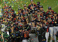 第2回ワールド・ベースボール・クラシック（%%2009 World Baseball Classic%%）決勝、韓国を延長10回5-3で下し、大会連覇を果たしてトロフィーを掲げる日本のイチロー（%%Ichiro Suzuki%%）。（2009年3月23日撮影）(c)AFP/Getty Images/Stephen Dunn
