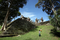 カンボジア・タイ国境沿いのヒンズー教寺院遺跡「プレアビヒア寺院（Preah Vihear Temple）」で遊ぶカンボジアの子どもたち（2008年7月21日撮影）。(c)AFP/TANG CHHIN SOTHY