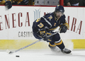 写真は、パックをキープするクリス・ドゥルーリー（%%Chris Drury%%）。(c)AFP/Getty Images Rick Stewart