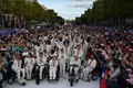 仏パリのシャンゼリゼ通りで行われたパリ五輪・パラリンピックの祝賀パレードに参加する選手（2024年9月14日撮影）。(c)Ed JONES/ POOL/ AFP