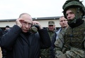 ロシア・リャザニ近郊の訓練所を訪れ、招集兵と面会したウラジーミル・プーチン大統領（左、2022年10月20日撮影）。(c)Mikhail Klimentyev / Sputnik / AFP 