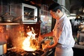 香港で持続可能な食材で調理をするカフェ・デコの副料理長ウィリアム・チャンさん（2015年7月27日撮影）。(c)AFP/ISAAC LAWRENCE