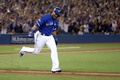 16MLBプレーオフ、ア・リーグ優勝決定シリーズ（7回戦制）、トロント・ブルージェイズ対クリーブランド・インディアンス。7回に適時二塁打打を放ったトロント・ブルージェイズのエドウィン・エンカーナシオン（2016年10月18日撮影）。(c)AFP/Getty Images/Elsa