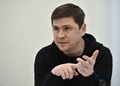 ウクライナの首都キーウで、AFPのインタビューに応じるミハイロ・ポドリャク大統領府顧問（2023年1月10日撮影）。(c)Genya SAVILOV / AFP