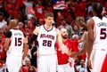 14-15NBAプレーオフ・イースタンカンファレンス準決勝（7回戦制）、アトランタ・ホークス対ワシントン・ウィザーズ。タイムアウトでチームメートを出迎えるアトランタ・ホークスのカイル・コーバー（2015年5月5日撮影）。(c)AFP/Getty Images/Kevin C. Cox