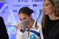 17-18フィギュアスケートグランプリ（GP）ファイナル、女子シングル・ショートプログラム（SP）。キスアンドクライで口元を手で覆うアリーナ・ザギトワ（2017年12月8日撮影）。(c)AFP/Toshifumi KITAMURA