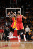 14-15NBA、ヒューストン・ロケッツ（Houston Rockets）対オクラホマシティ・サンダー（Oklahoma City Thunder）。チームメートのパトリック・ビバリー（Patrick Beverley）と喜びを分かち合うヒューストン・ロケッツのジェームス・ハーデン（James Harden、2015年1月15日撮影）。(c)AFP/Getty Images/NBAE/Bill Baptist