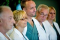 スウェーデン・ヨーテボリ（Gothenburg）の病院で生体子宮移植手術について記者会見するマッツ・ブレンストレム（Mats Braennstroem）医師（中央、2012年9月18日撮影、資料写真）。(c)AFP/TT NEWS AGENCY/ADAM IHSE