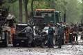 アフガニスタンの首都カブールで、外国軍部隊の車列を狙った爆発が起きた現場を調べる治安要員ら（2017年5月3日撮影）。(c)AFP/WAKIL KOHSAR