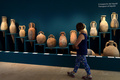 古代ローマ帝国の食をテーマとした、ローマ市内アラ・パキス博物館の展示（2015年7月25日撮影）。(c)AFP/TIZIANA FABI