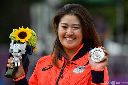 稲見萌寧プロ東京2020オリンピック 銀メダルサイン入りキャップ 写真