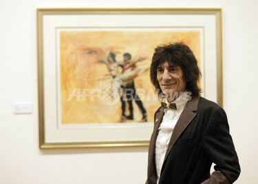 ローリング・ストーンズのギタリスト、ロニー・ウッドが絵画を