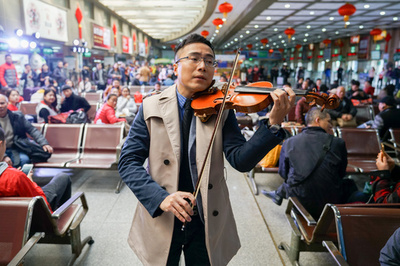 バスターミナルでフラッシュモブ　春節帰省客の息抜きに