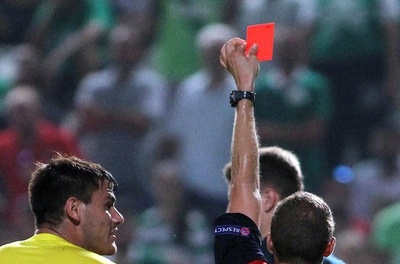 サッカー審判員を狙った爆弾が爆発 キプロス