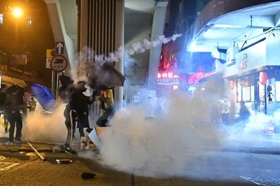 香港で無許可デモに数万人、火炎瓶投げ店舗破壊 警官隊は放水銃で対応