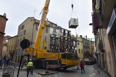 体重300キロ、自宅で身動き取れなくなった仏男性を救助 クレーンも投入