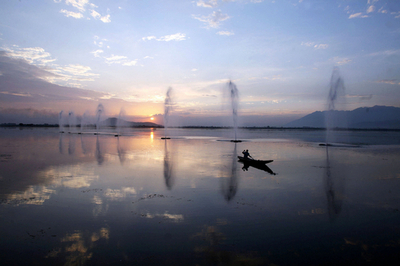 インド・カシミール地方の美しい湖景