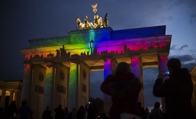 虹色に光るブランデンブルク門、独首都で「光の祭典」