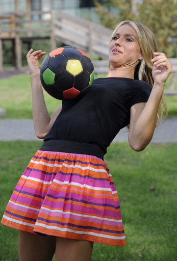 新監督は24歳美女、気になってサッカーも上の空？