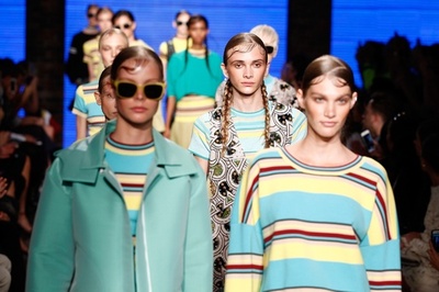 ペールトーンと幾何学模様で近未来、「DKNY」15年春夏