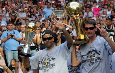 ＜06-07NBA ファイナル＞スパーズ 地元で優勝パレードを行う