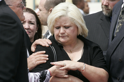 アンナ・ニコル・スミスさんの葬儀が行われる - バハマ