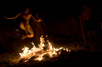 願いをかけて炎をジャンプ、サン･フアン祭 スペイン