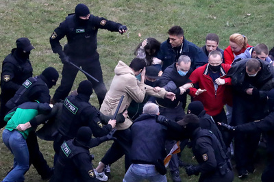 ベラルーシ抗議デモ、覆面部隊が強硬鎮圧 対話への期待一転