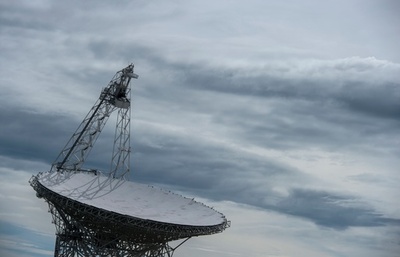 「単発」電波バースト、発生源を初めて特定 36億光年先の巨大銀河