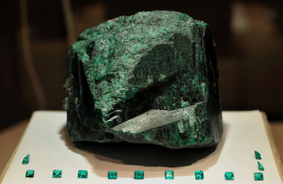 大きい！1万1000カラットのエメラルド原石
