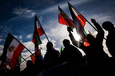 ヒジャブ未着用女性にサービス、銀行支店長を解任 イラン