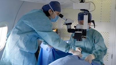 中国初の医療用航空機がラオスで初の機内手術を実施