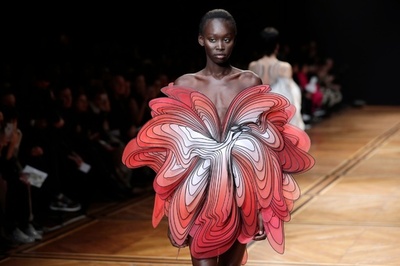 「イリス・ヴァン・ヘルペン」19年春夏パリ・オートクチュール